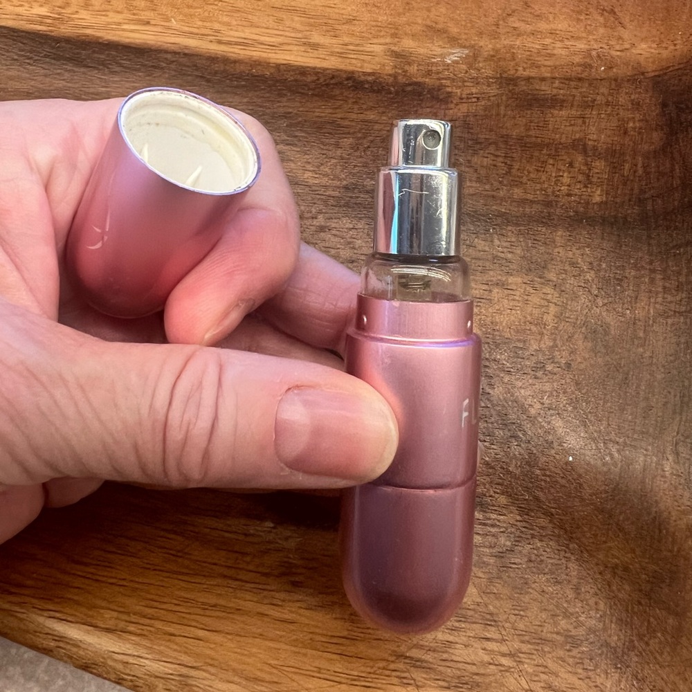 Pink flo travel perfume atomizers... Washed out with rubbing alcohol to clean - Picture 5 of 7